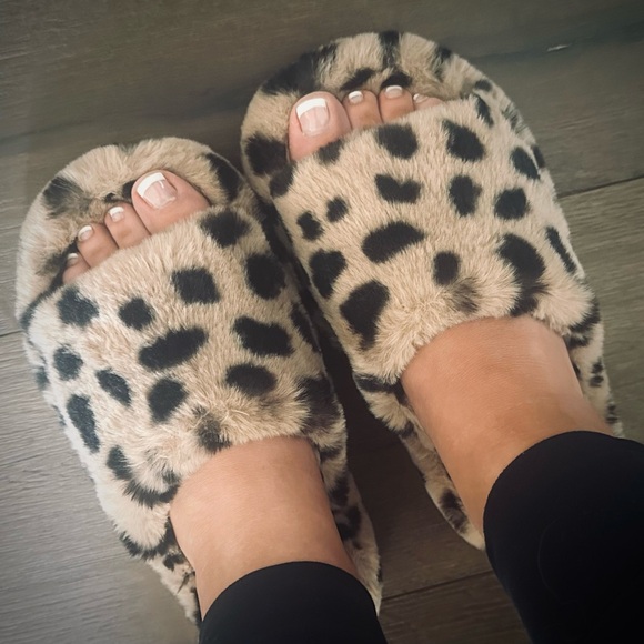 Leopard Print Faux Fur Slippers - Picture 2 of 10